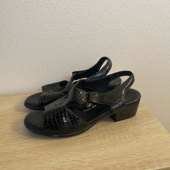 Black tripad comfort crocodile leather strappy heeled sandals - Picture 1 of 6